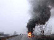 Na diaľnici zhorelo auto, pasažieri sa zachránili